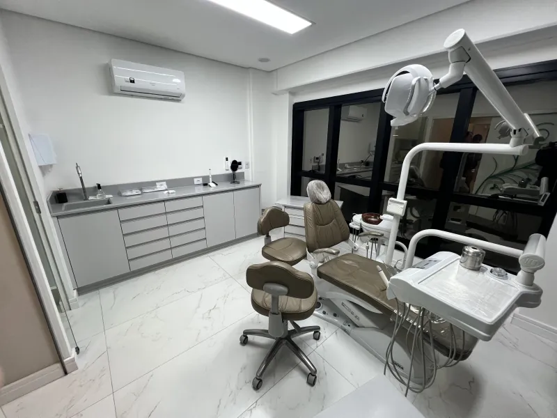 Consultório da Tryo com cadeira odontológica e bancada de instrumentos