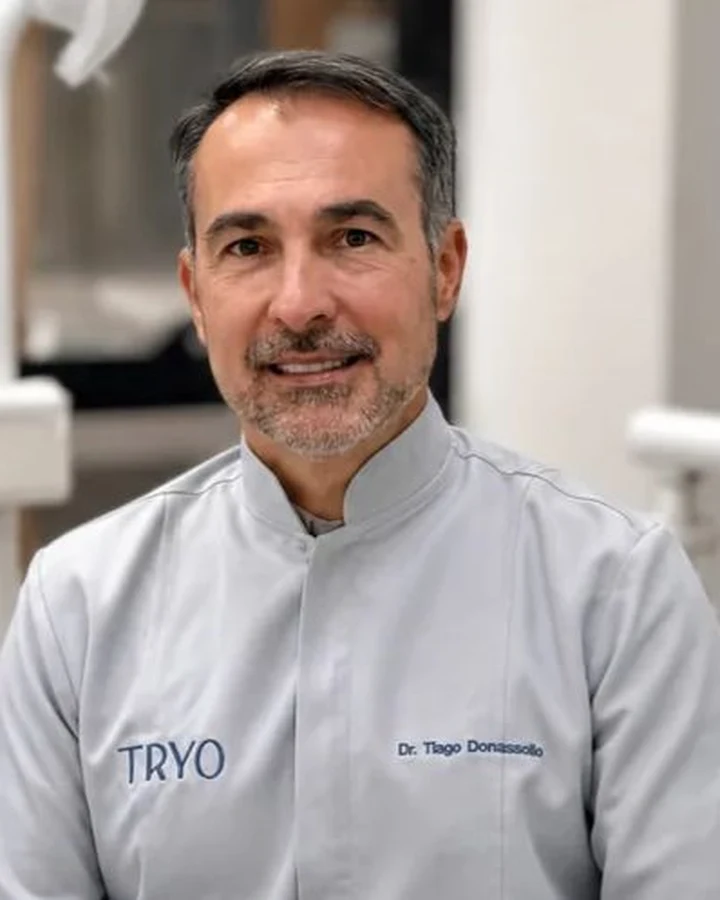 Dr. Tiago Donassollo, especialista em dentística da Tryo